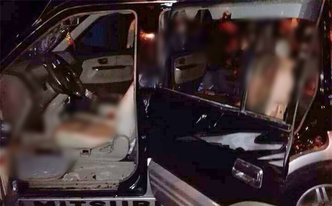 Nhóm côn đồ đi xe máy ép xe ô tô, dùng dao kiếm chém người - Ảnh 1.