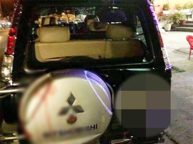 Nhóm côn đồ đi xe máy ép xe ô tô, dùng dao kiếm chém người - Ảnh 2.