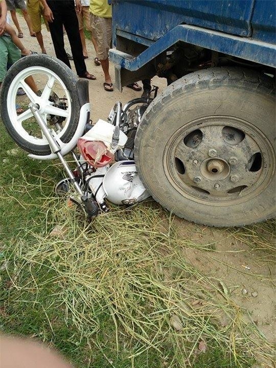 Hà Nội: Xe chuyên dụng của CSGT bị công nông đâm trúng - Ảnh 2.