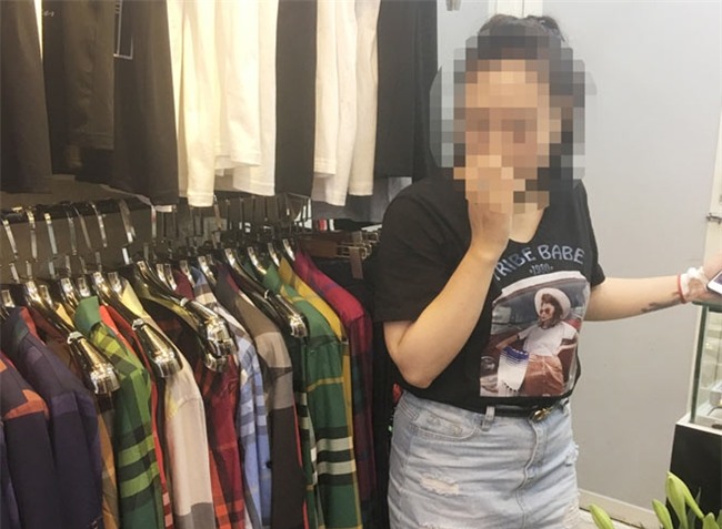 chu shop quan ao ke lai phut “chien dau” voi ke truy sat vo o hang bong hinh anh 1