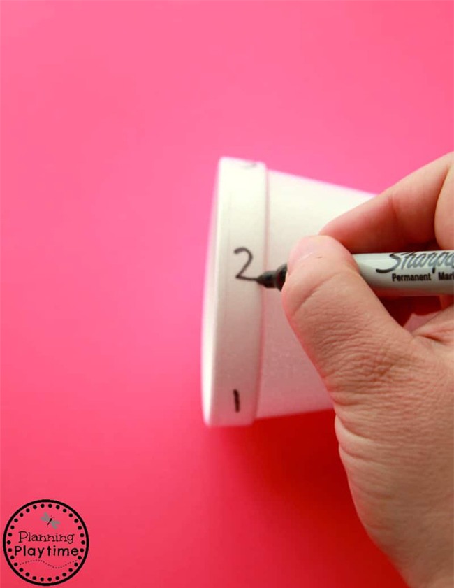 Chưa đến 5 phút làm trò chơi giúp con học toán từ cốc giấy - Ảnh 3.