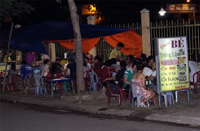 “Hạnh phúc không lời” nơi quán ăn vặt dễ thương của đôi vợ chồng trẻ bị câm điếc ở Đà Nẵng - Ảnh 1.