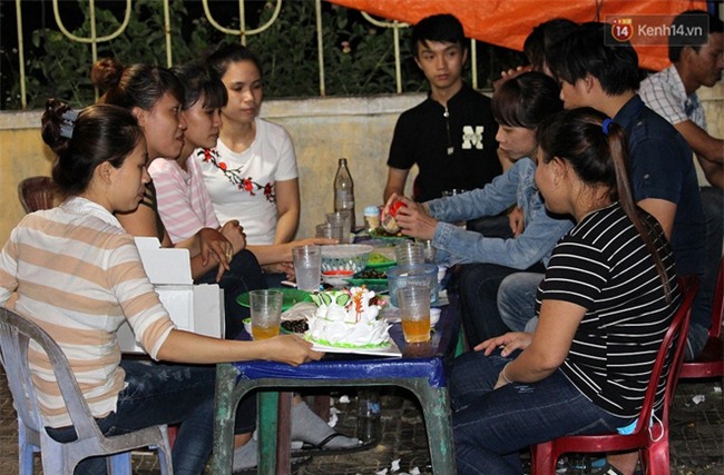 “Hạnh phúc không lời” nơi quán ăn vặt dễ thương của đôi vợ chồng trẻ bị câm điếc ở Đà Nẵng - Ảnh 10.