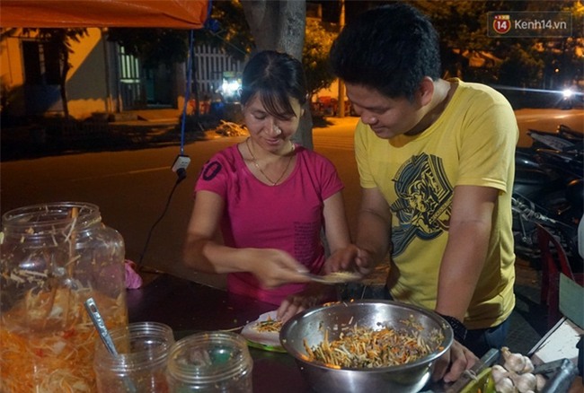 “Hạnh phúc không lời” nơi quán ăn vặt dễ thương của đôi vợ chồng trẻ bị câm điếc ở Đà Nẵng - Ảnh 12.