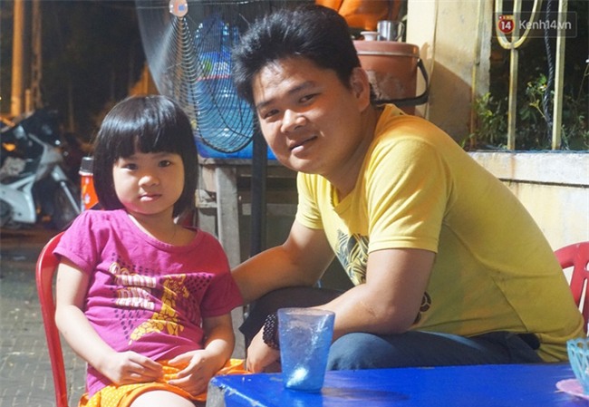 “Hạnh phúc không lời” nơi quán ăn vặt dễ thương của đôi vợ chồng trẻ bị câm điếc ở Đà Nẵng - Ảnh 13.