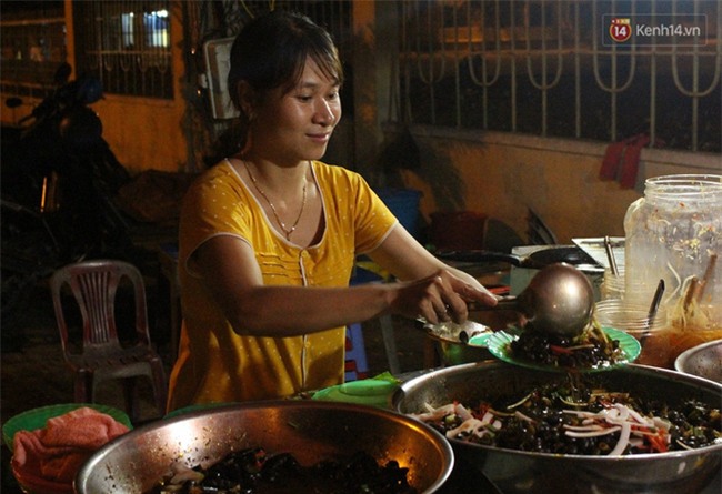 “Hạnh phúc không lời” nơi quán ăn vặt dễ thương của đôi vợ chồng trẻ bị câm điếc ở Đà Nẵng - Ảnh 2.