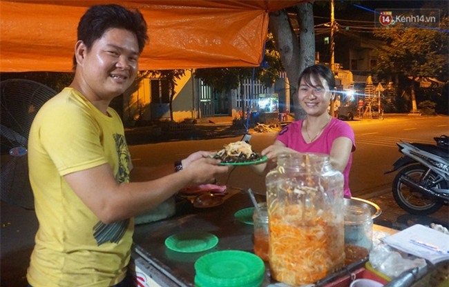 “Hạnh phúc không lời” nơi quán ăn vặt dễ thương của đôi vợ chồng trẻ bị câm điếc ở Đà Nẵng - Ảnh 3.