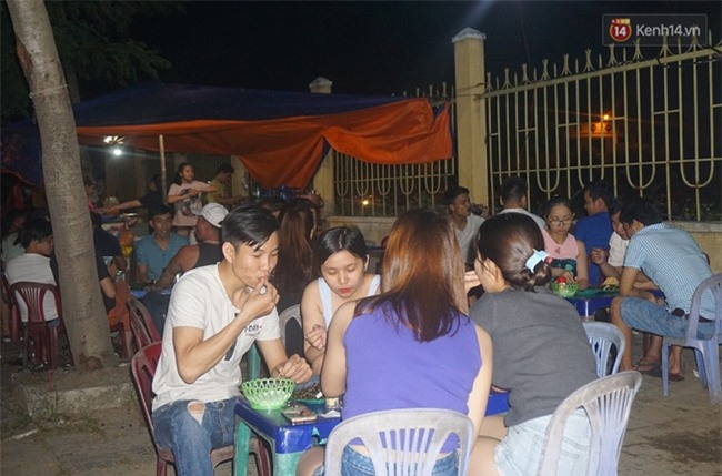 “Hạnh phúc không lời” nơi quán ăn vặt dễ thương của đôi vợ chồng trẻ bị câm điếc ở Đà Nẵng - Ảnh 7.