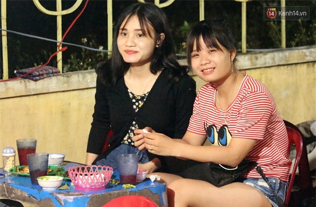 “Hạnh phúc không lời” nơi quán ăn vặt dễ thương của đôi vợ chồng trẻ bị câm điếc ở Đà Nẵng - Ảnh 8.