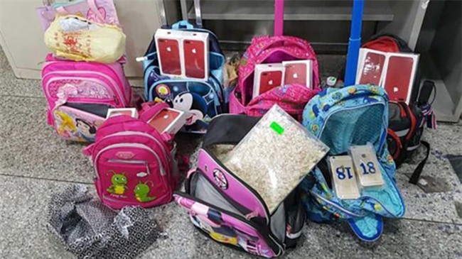 Dung kem du tre em dua iPhone, Galaxy S8 lau qua cua khau hinh anh 1