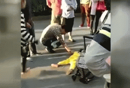 Khong xin duoc viec, me tuc gian giam len lung con gai 2 tuoi hinh anh 1