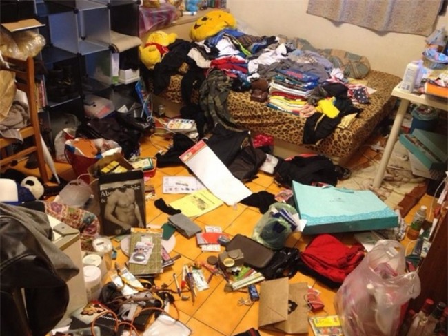 Lần đầu tiên vào phòng bạn gái sau 3 năm hẹn hò, chàng trai chạy mất dép vì bẩn kinh hoàng - Ảnh 1.