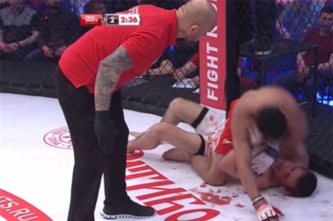 Võ sĩ thua trận, bị mẹ tát liên tiếp vào mặt ngay trên sàn đấu - Ảnh 2.