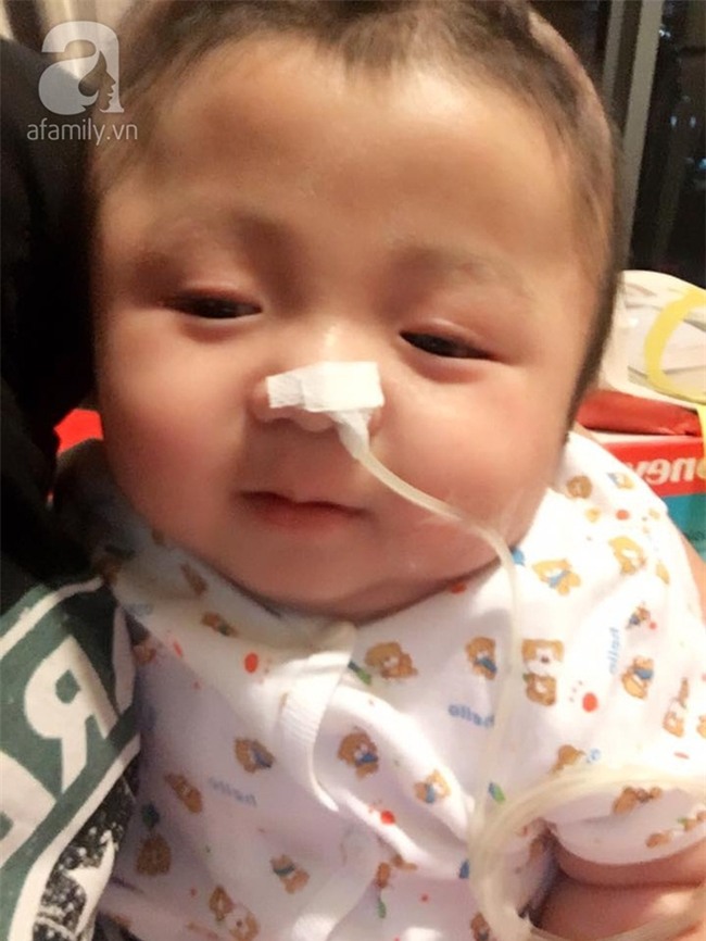 Vỡ òa hạnh phúc khi bé Phạm Đức Lộc đã mọc răng, đang tập lật - Ảnh 4.