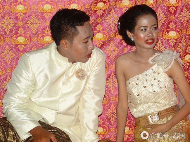 Cô dâu chú rể uất hận vì thuê nhầm thợ make up “mất tâm”, hóa trang như hề trong ngày cưới - Ảnh 1.