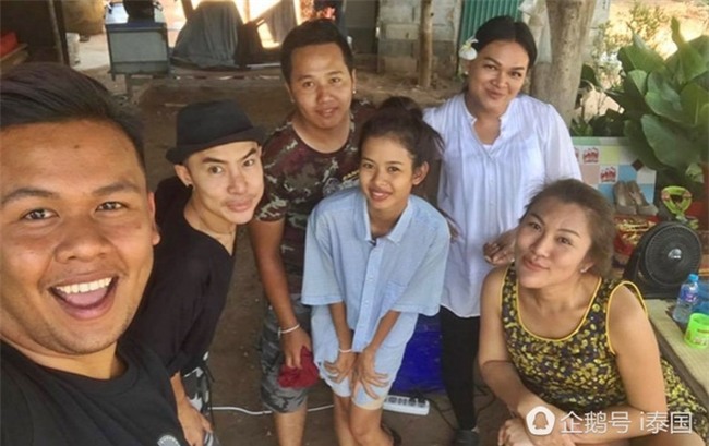 Cô dâu chú rể uất hận vì thuê nhầm thợ make up “mất tâm”, hóa trang như hề trong ngày cưới - Ảnh 12.