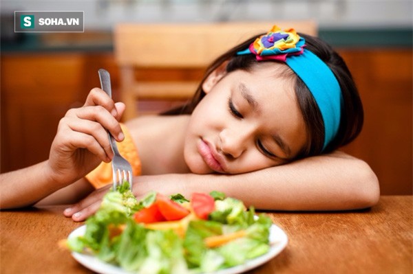 Bé 4 tuổi đau dạ dày: Bài học trả giá bằng sức khoẻ cha mẹ cố nhồi nhét con ăn nên đọc - Ảnh 2.