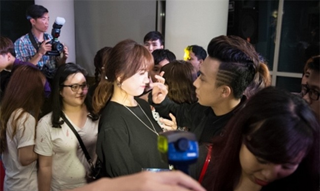 tran thanh bi vo "kem chat" tu nha den quan karaoke va day la thai do hinh anh 13