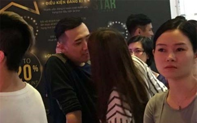 tran thanh bi vo &quot;kem chat&quot; tu nha den quan karaoke va day la thai do hinh anh 19