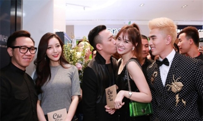 tran thanh bi vo "kem chat" tu nha den quan karaoke va day la thai do hinh anh 2