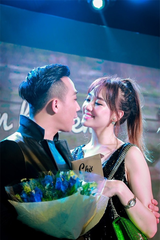 tran thanh bi vo "kem chat" tu nha den quan karaoke va day la thai do hinh anh 3