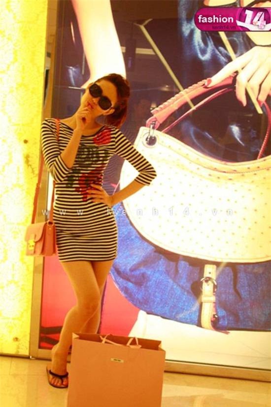 Thời mới vào showbiz, Minh Hằng được coi là mỹ nhân khá dễ tính trong thời trang. Váy liền đơn giản và dép bệt - style yêu thích của Minh Hằng khi đi du lịch và shopping.