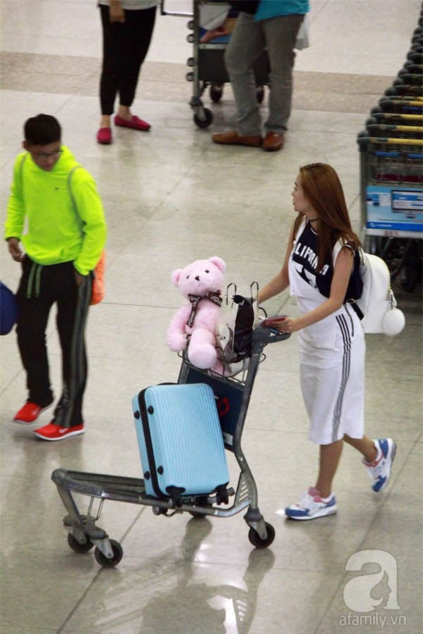 Khi ra sân bay, Minh Hằng thường xuất hiện trong các bộ trang phục trẻ trung, khỏe khoắn. Chuộng nhất vẫn là phong cách thể thao khoẻ khoắn với áo phông, short, quần yếm và không thể thiếu giày sneaker cho mình.