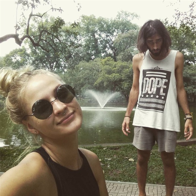 Cô gái ngoại quốc xinh đẹp bịt mắt, dang tay free hugs gây náo loạn phố đi bộ Hà Nội - Ảnh 6.