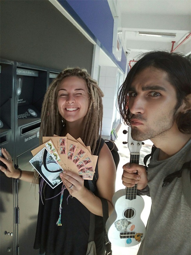 Cô gái ngoại quốc xinh đẹp bịt mắt, dang tay free hugs gây náo loạn phố đi bộ Hà Nội - Ảnh 9.