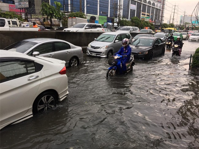 Chán cảnh ngập lụt dầm dề ở Bangkok, dân mạng hô biến con đường nước đen ngòm thành dòng biển xanh ngắt - Ảnh 1.