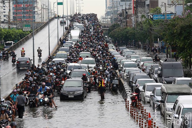 Chán cảnh ngập lụt dầm dề ở Bangkok, dân mạng hô biến con đường nước đen ngòm thành dòng biển xanh ngắt - Ảnh 5.