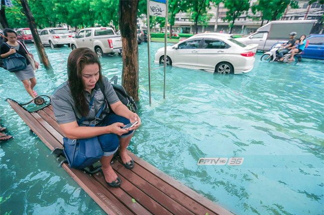 Chán cảnh ngập lụt dầm dề ở Bangkok, dân mạng hô biến con đường nước đen ngòm thành dòng biển xanh ngắt - Ảnh 8.