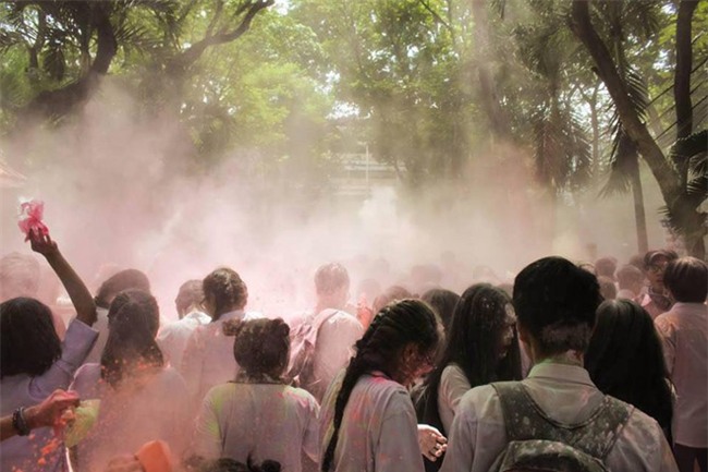 Nhóm học sinh ném bom sơn, bột màu vào trường: Câu trả lời bất ngờ từ nhà trường - Ảnh 6.