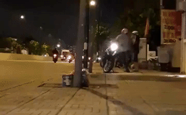 Người đàn ông đánh vợ dã man giữa đường vì ghen tuông?