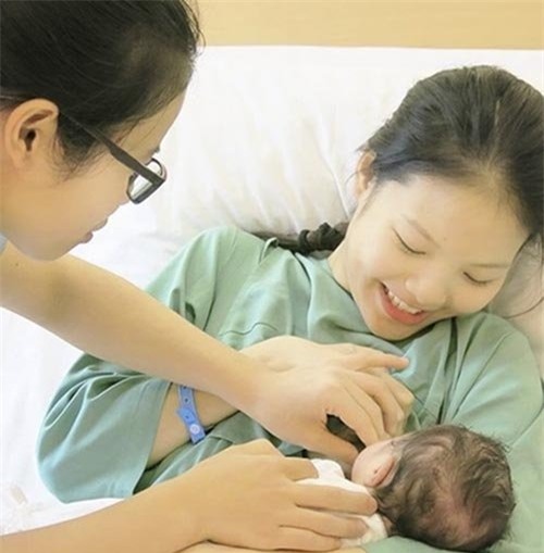  Khánh Linh sinh hạ con đầu long khi vừa ngoài 18 tuổi. 