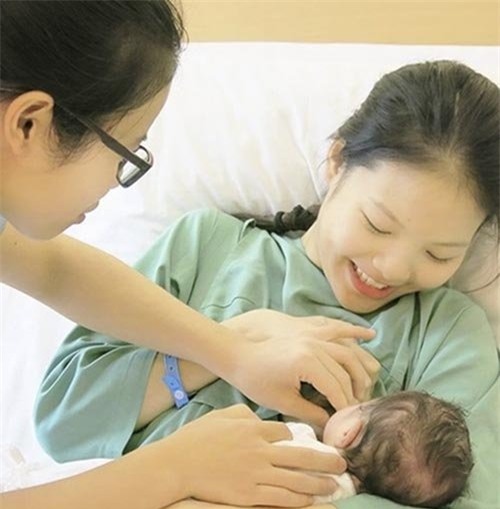 Khánh Linh sinh hạ con đầu long khi vừa ngoài 18 tuổi.
