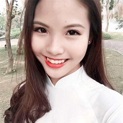 Trong khi bạn bè đồng trang lứa thi đại học và có nhiều dự định học tập, Khánh Linh quyết định lên xe hoa.