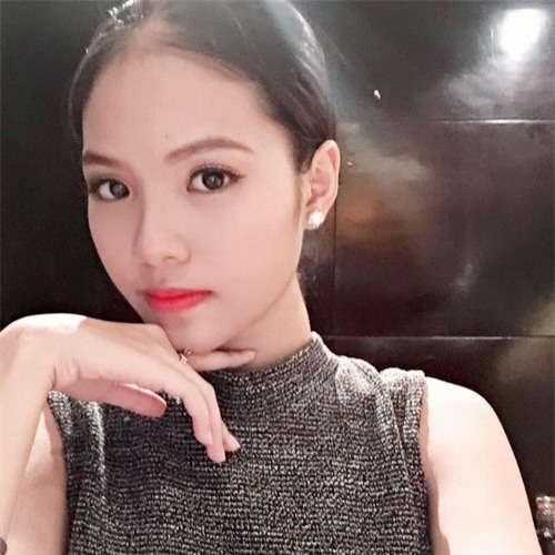 Trên trang cá nhân, Khánh Linh nhận được nhiều sự quan tâm, khen ngợi của bạn bè vì nhan sắc.