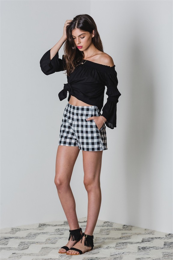 Đâu cần diện váy, cứ mặc quần short cách điệu là bạn đã nữ tính hết nấc - Ảnh 4.