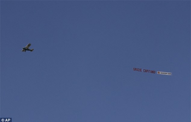 Hoàng tử Francesco Totti khóc nức nở trên vai vợ trong ngày chia tay AS Roma - Ảnh 11.