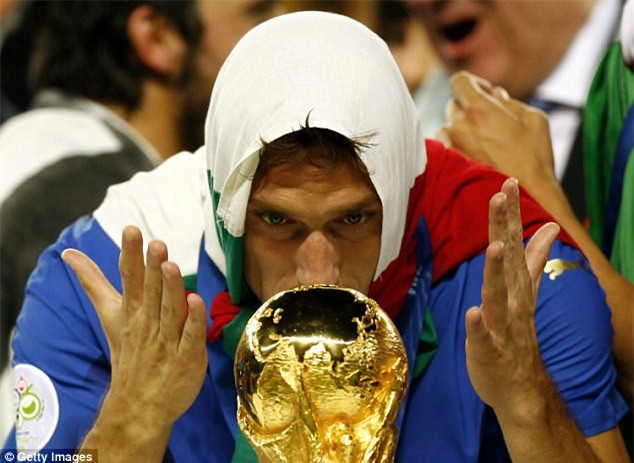 Hoàng tử Francesco Totti khóc nức nở trên vai vợ trong ngày chia tay AS Roma - Ảnh 13.