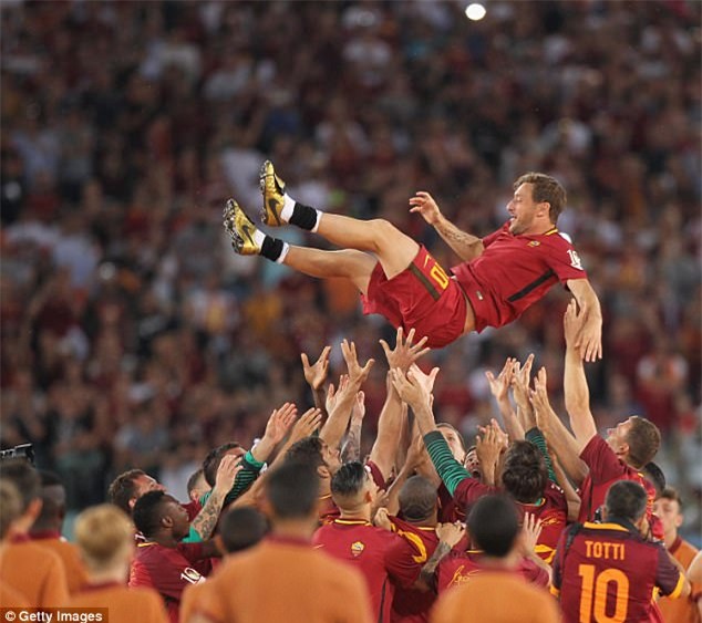 Hoàng tử Francesco Totti khóc nức nở trên vai vợ trong ngày chia tay AS Roma - Ảnh 4.