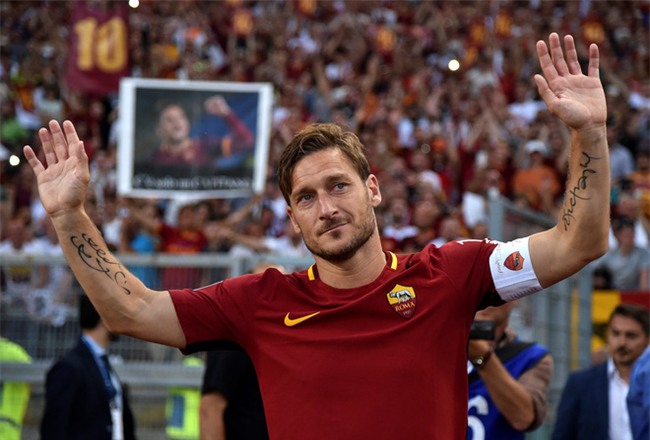 Hoàng tử Francesco Totti khóc nức nở trên vai vợ trong ngày chia tay AS Roma - Ảnh 6.