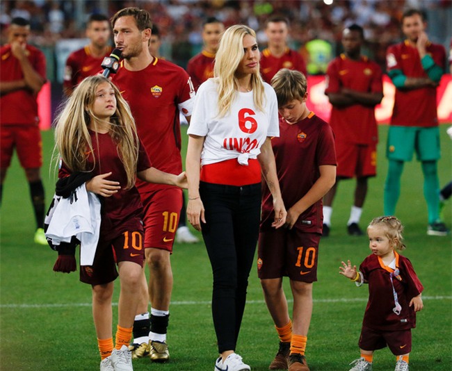 Hoàng tử Francesco Totti khóc nức nở trên vai vợ trong ngày chia tay AS Roma - Ảnh 7.