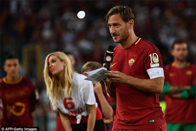 Hoàng tử Francesco Totti khóc nức nở trên vai vợ trong ngày chia tay AS Roma - Ảnh 9.