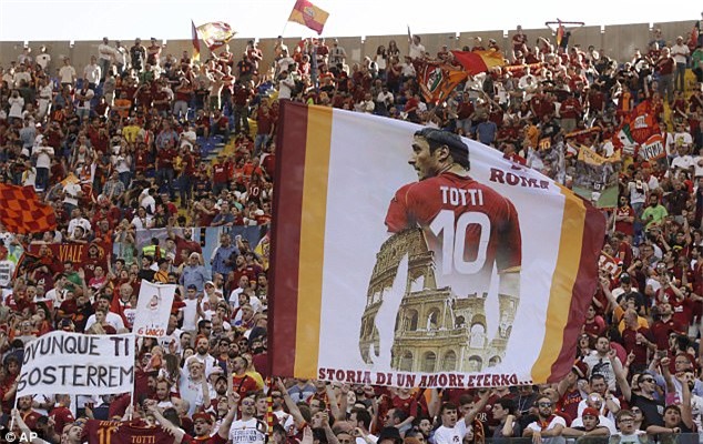 Hoàng tử Francesco Totti khóc nức nở trên vai vợ trong ngày chia tay AS Roma - Ảnh 10.