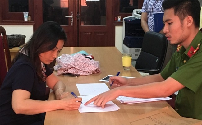 Người phụ nữ lăng mạ CSGT: “Tôi biết thẻ không có giá trị nhưng nghĩ vẫn xin được