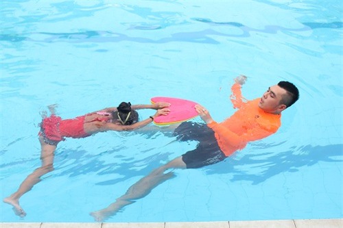 mua he tre di boi nhieu, day la cach de giup tre tranh bi viem tai giua - 2