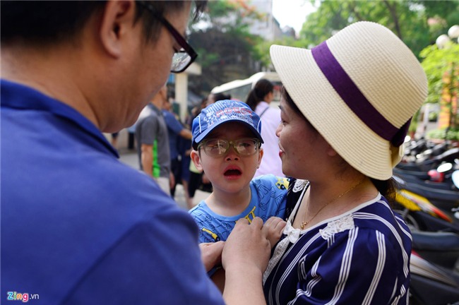 Gan tram tre nho chia tay bo me di 'linh' hinh anh 10