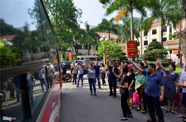 Gan tram tre nho chia tay bo me di 'linh' hinh anh 11